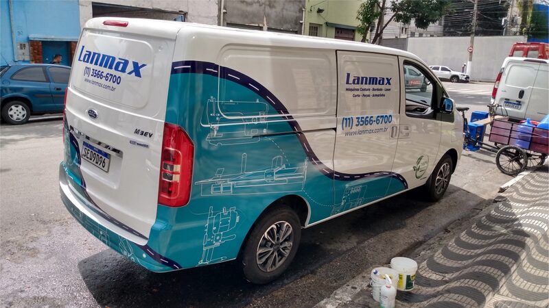Carro de empresa com acabamento de envelopamento nas colunas