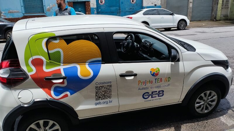 Carro de frota com acabamento de envelopamento nas portas