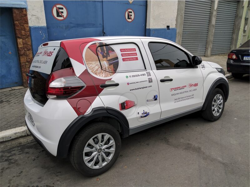 Carro de frota com adesivação de recorte