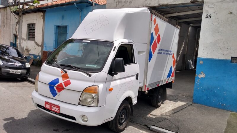 Carro comercial com adesivação em vinil aplicada