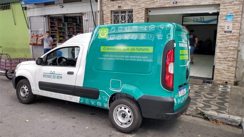 Utilitário de empresa após aplicação de comunicação visual