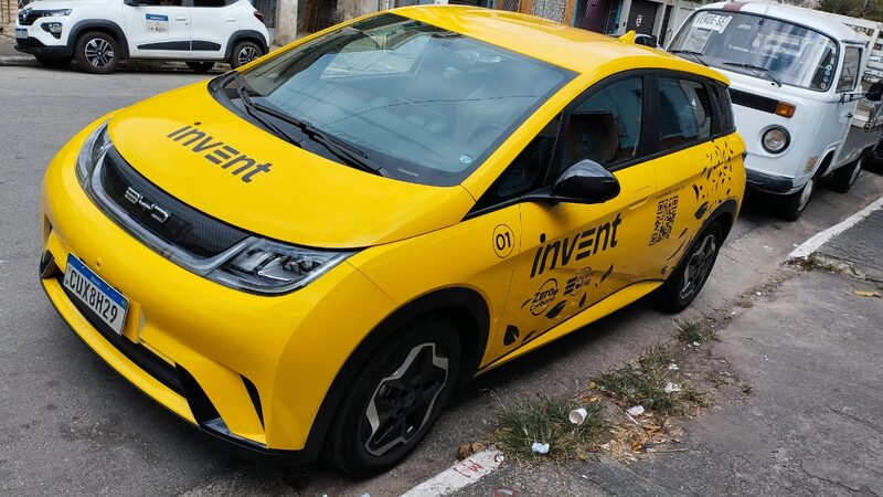 Carro com envelopamento aplicado no capô e nas laterais