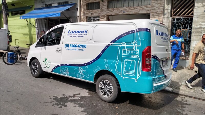Veículo comercial envelopado em ambiente de oficina