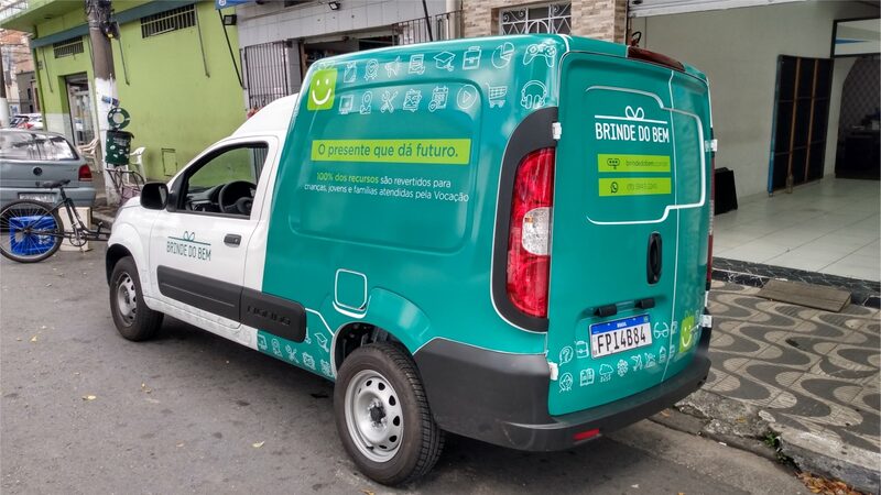Van envelopada com arte gráfica desenvolvida pela DHB