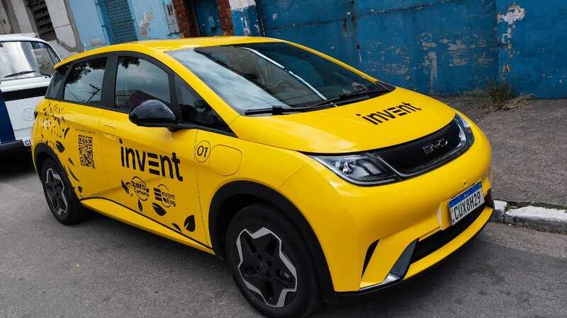 Automóvel comercial envelopado com arte desenvolvida pela DHB