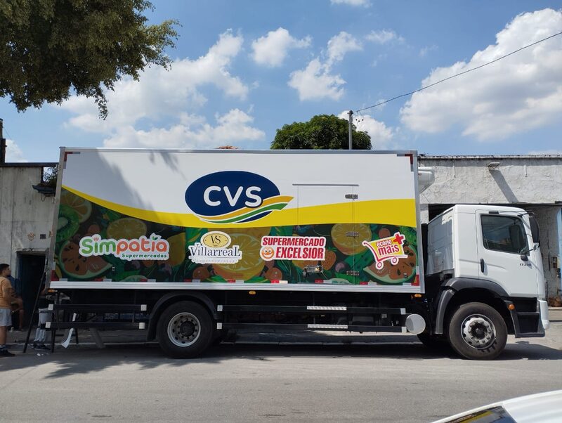 Caminhão de empresa após envelopamento completo do baú