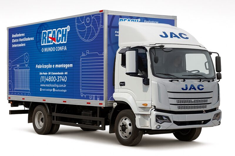 Caminhão com baú envelopado exibindo a marca da empresa