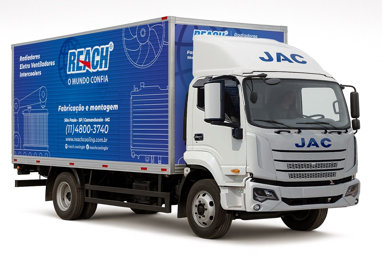 Caminhão com baú envelopado exibindo a marca da empresa