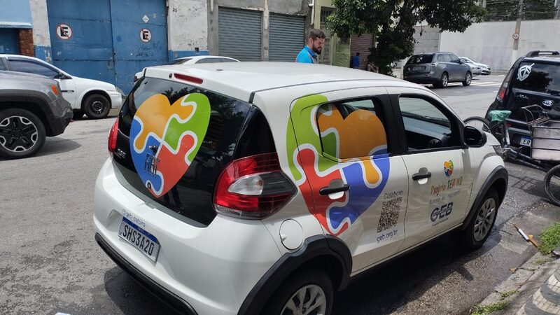 Veículo de serviço com comunicação visual aplicada pela DHB