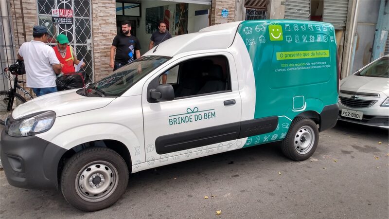 Van comercial com envelopamento e informações de contato