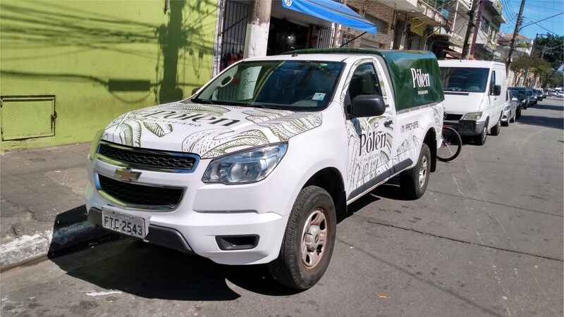 Utilitário comercial envelopado em cor sólida com logotipo