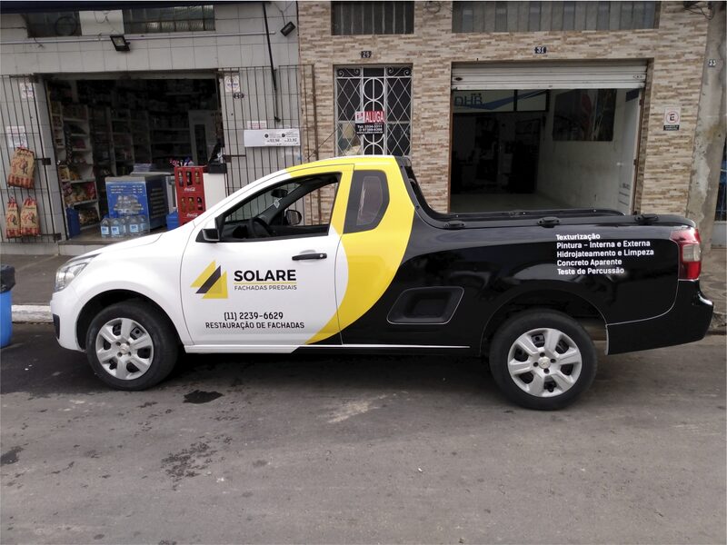 Carro comercial com envelopamento parcial