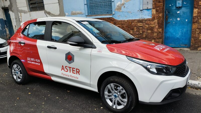 Automóvel de empresa após envelopamento personalizado