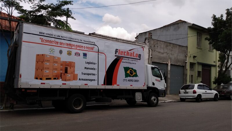Carro envelopado com aplicação de faixas e logotipo
