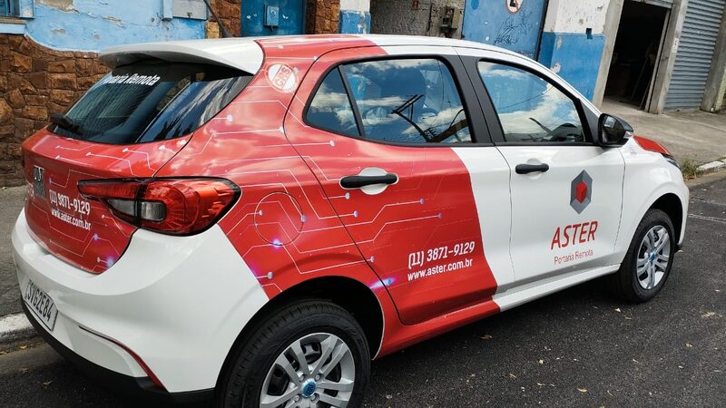 Veículo de frota envelopado com identidade visual corporativa