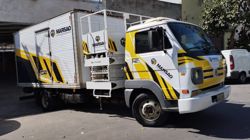 Frota de caminhões padronizada com a mesma identidade