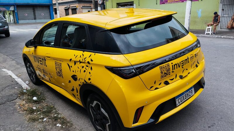 Frota de carros padronizada com a mesma comunicação visual