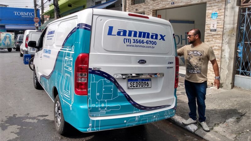 Furgão utilitário com adesivação comercial aplicada