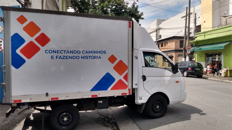 Automóvel de empresa com identidade visual padronizada