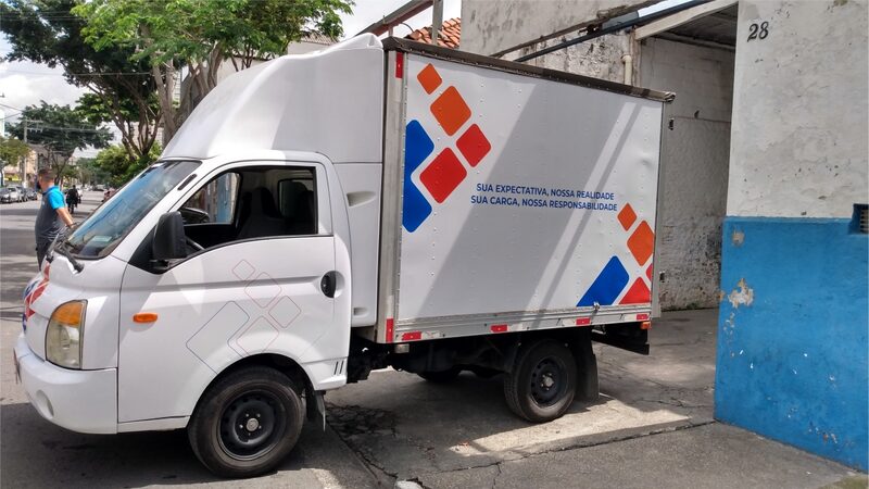 Carro de frota com envelopamento e informações de contato