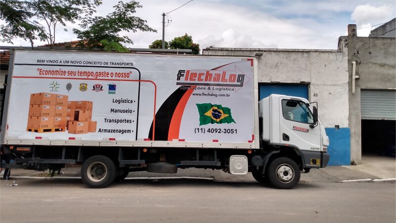 Automóvel de empresa com comunicação visual em toda a lateral