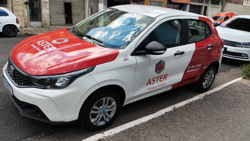 Carro envelopado com aplicação de logotipo e informações de contato