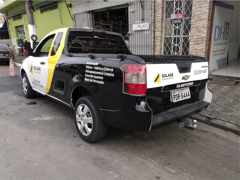 Carro de serviço envelopado com logotipo e contato