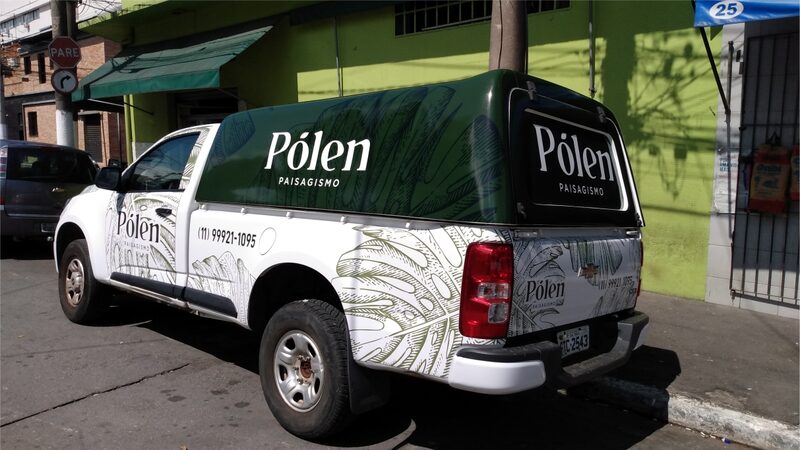 Van de frota com marca aplicada em vinil