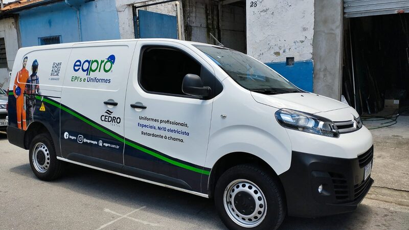 Automóvel envelopado estacionado, com marca visível na lateral