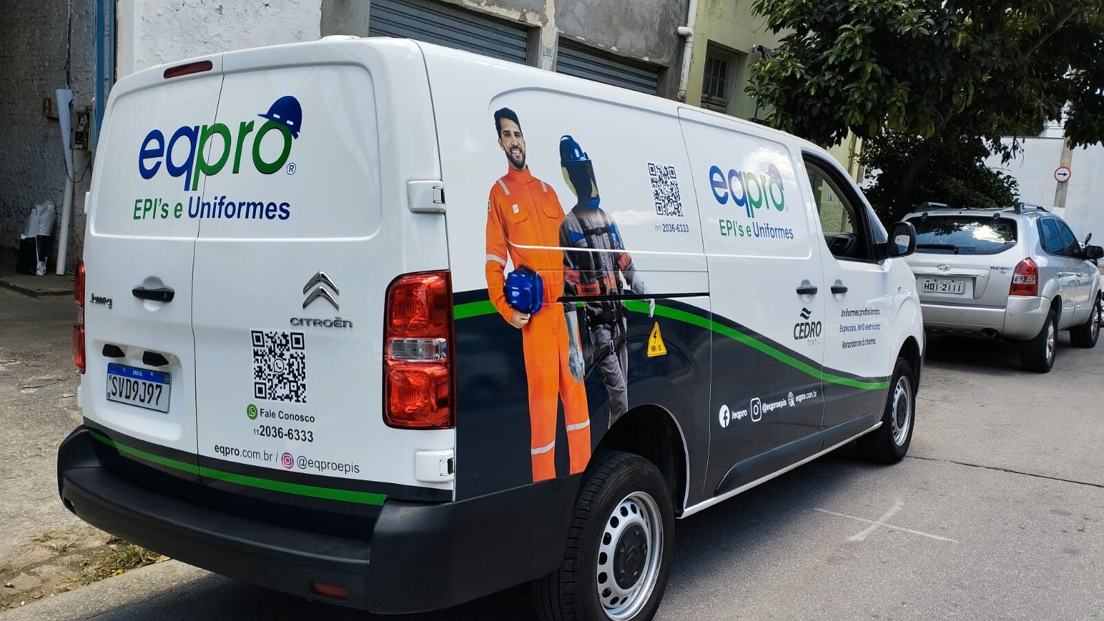 Carro de empresa com plotagem de identidade visual