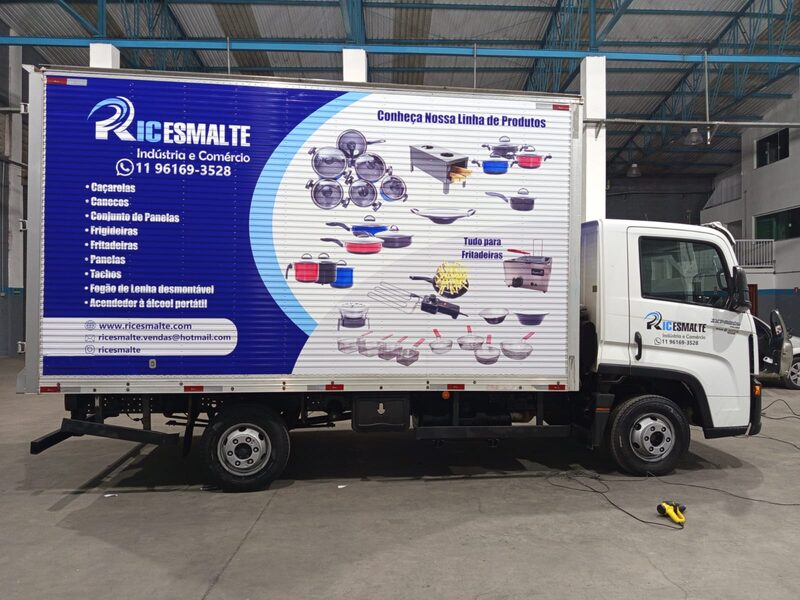 Caminhão envelopado pronto para entrega ao cliente