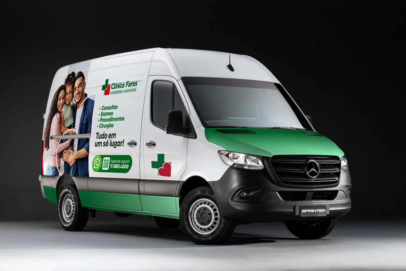 Van comercial envelopada com identidade visual na lateral