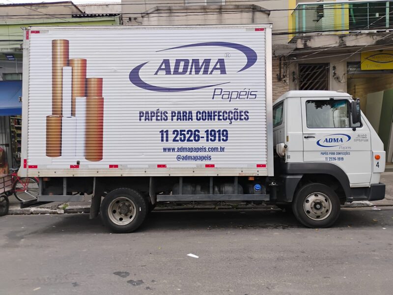 Caminhão de frota com aplicação de vinil de alta durabilidade