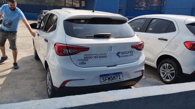 Carro comercial envelopado visto de frente